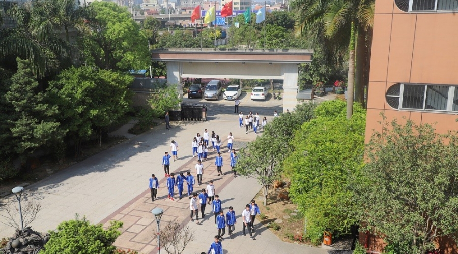 學(xué)生上學(xué)場(chǎng)景